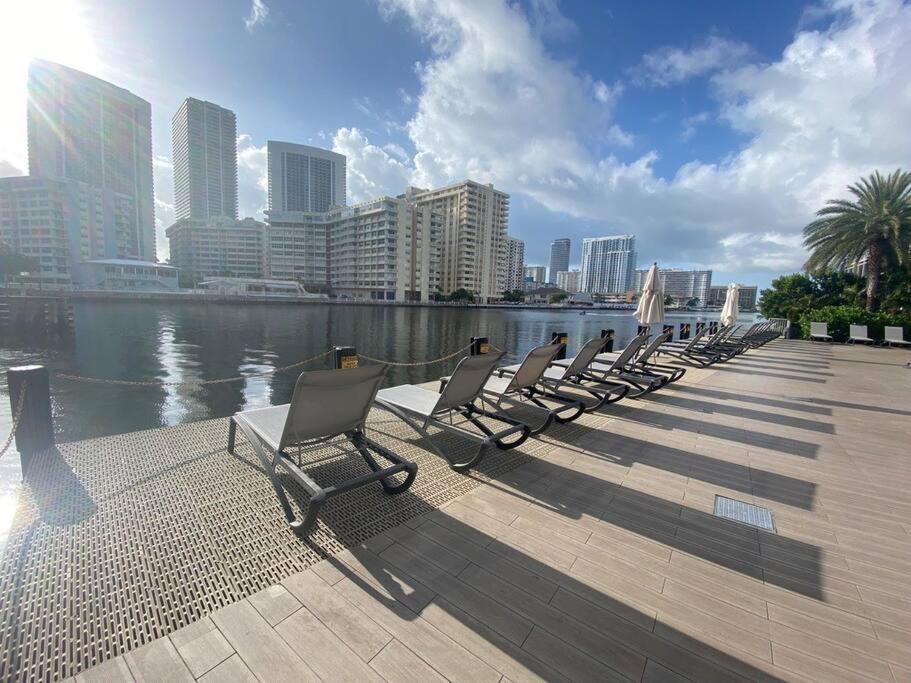 Amazing 1b-1b With Amazing View! 28a Hallandale Beach